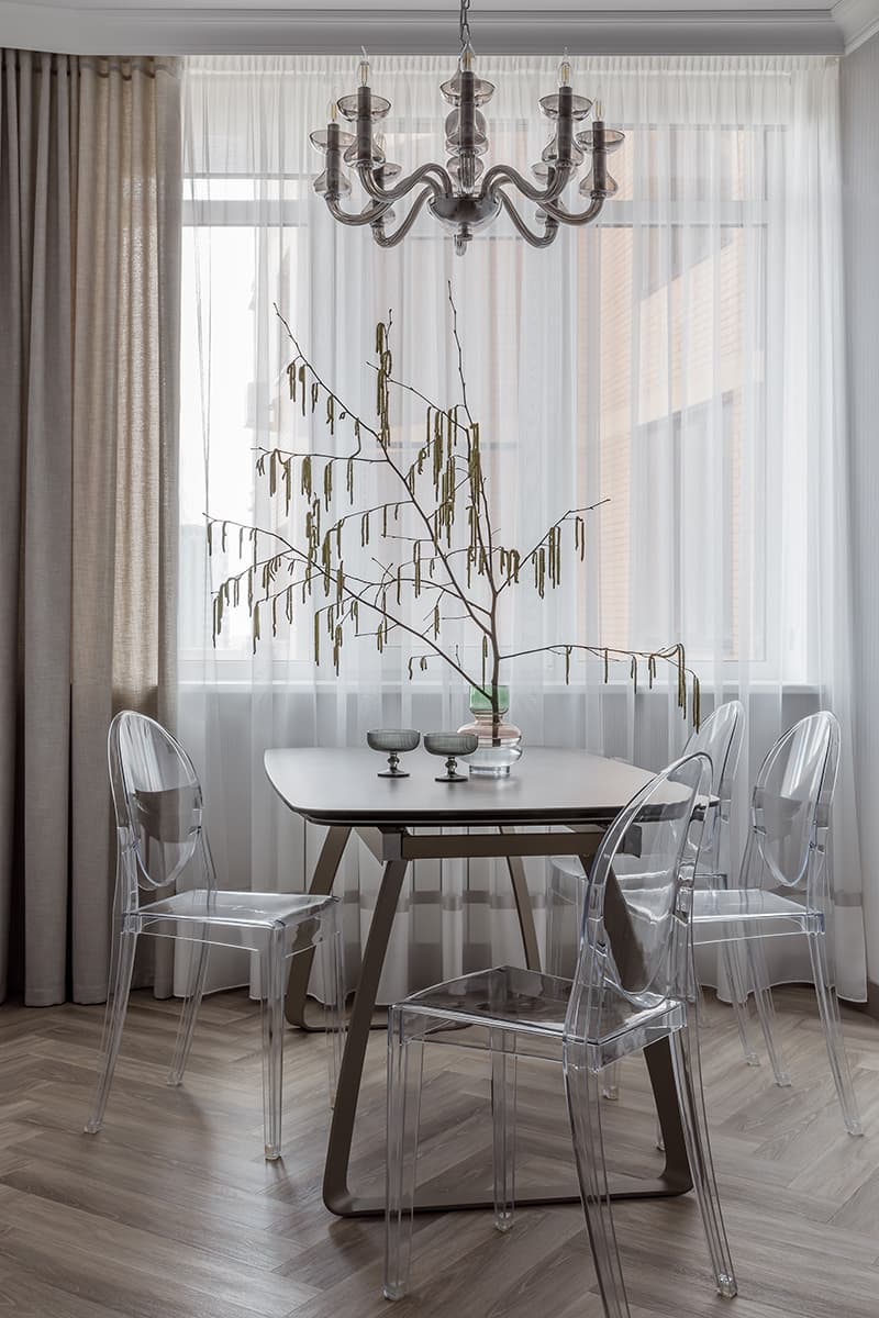 Нарядные люстры и сложные оттенки бежевого в интерьере для элегантной заказчицы – проект студии интерьерного дизайна Le Des