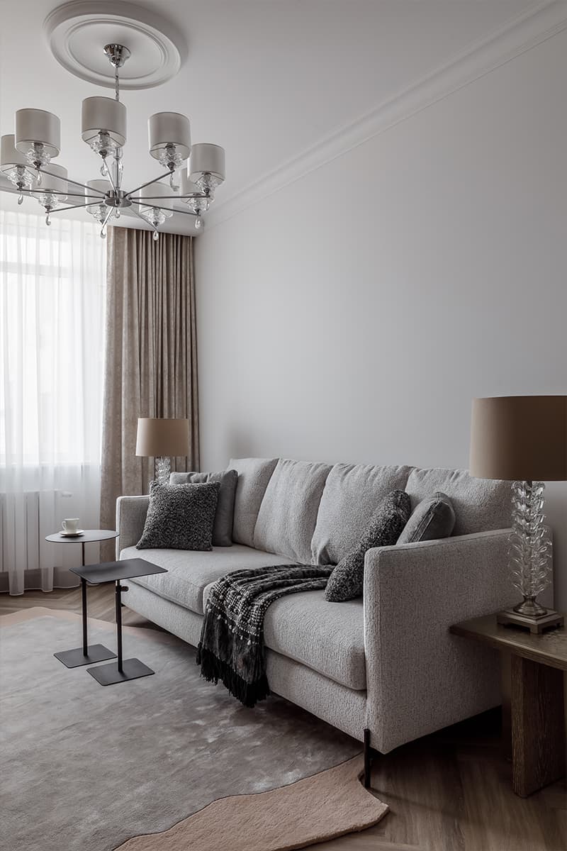 Нарядные люстры и сложные оттенки бежевого в интерьере для элегантной заказчицы – проект студии интерьерного дизайна Le Des