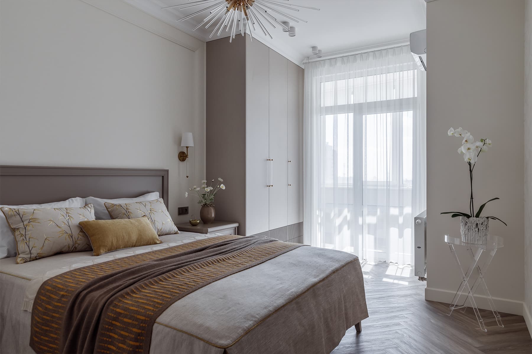 Нарядные люстры и сложные оттенки бежевого в интерьере для элегантной заказчицы – проект студии интерьерного дизайна Le Des