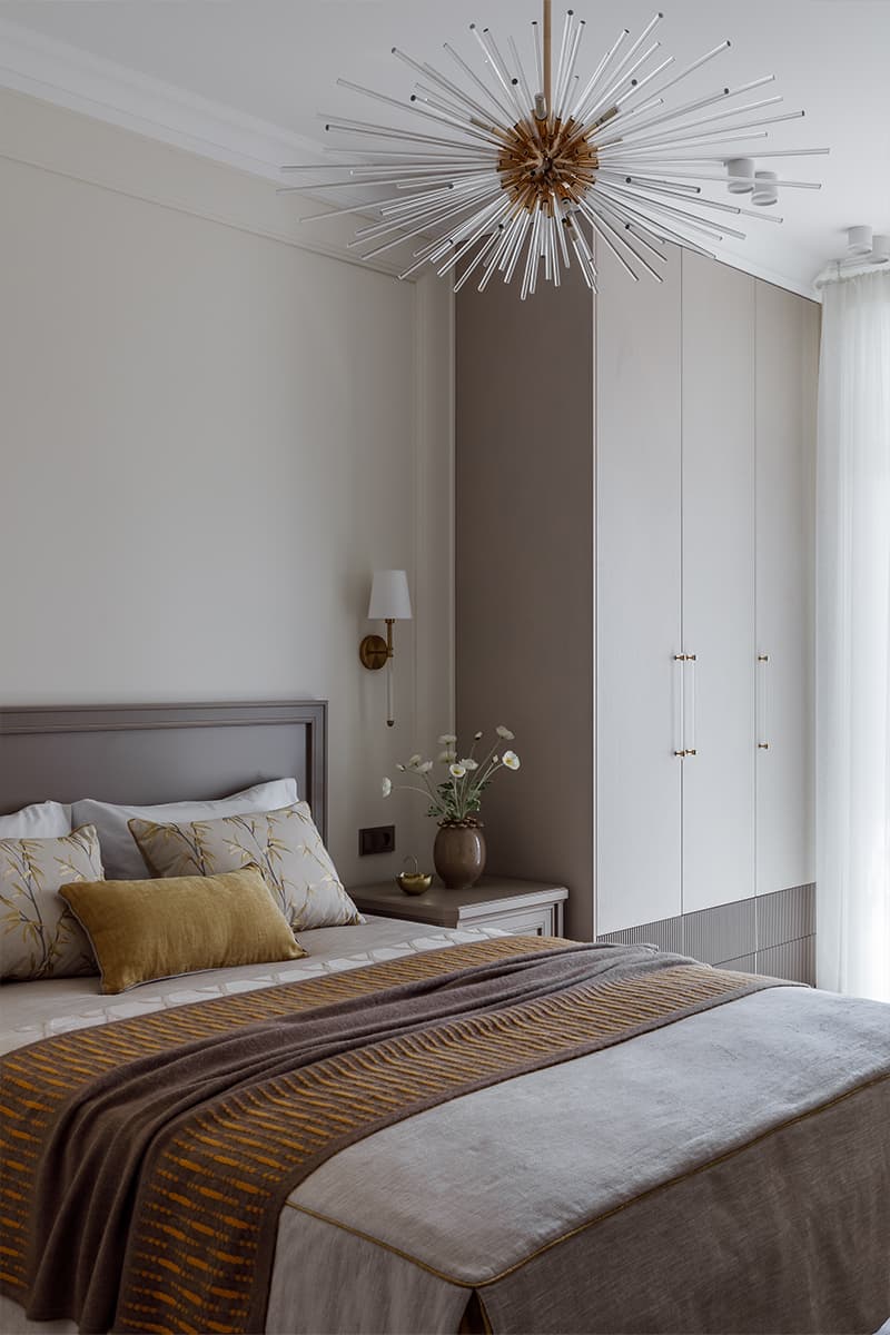 Нарядные люстры и сложные оттенки бежевого в интерьере для элегантной заказчицы – проект студии интерьерного дизайна Le Des