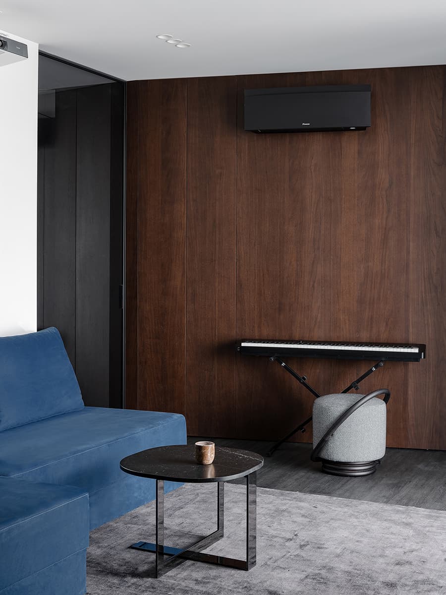 Все и сразу: большая гостиная, хаммам и рабочий кабинет в квартире сложной планировки — проект Сергея Купреенко