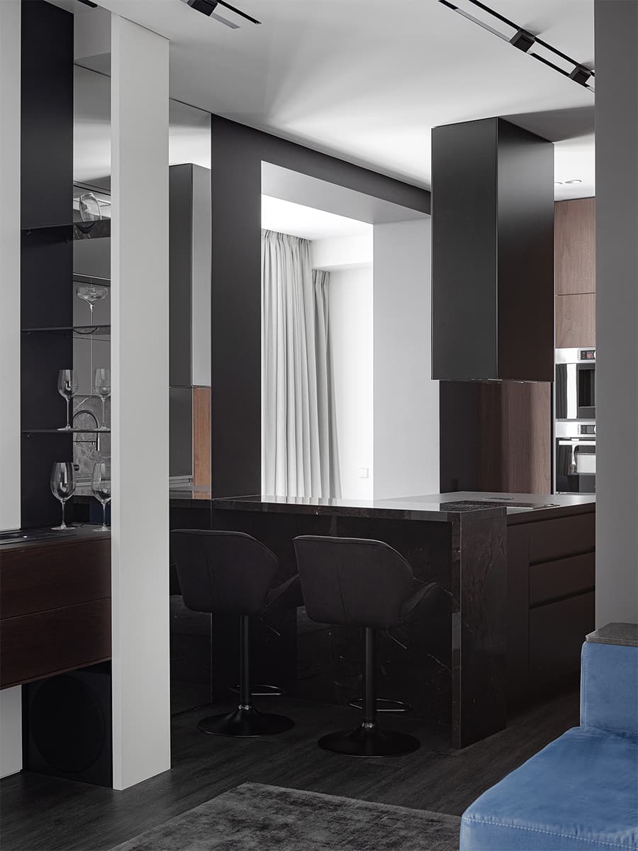 Все и сразу: большая гостиная, хаммам и рабочий кабинет в квартире сложной планировки — проект Сергея Купреенко