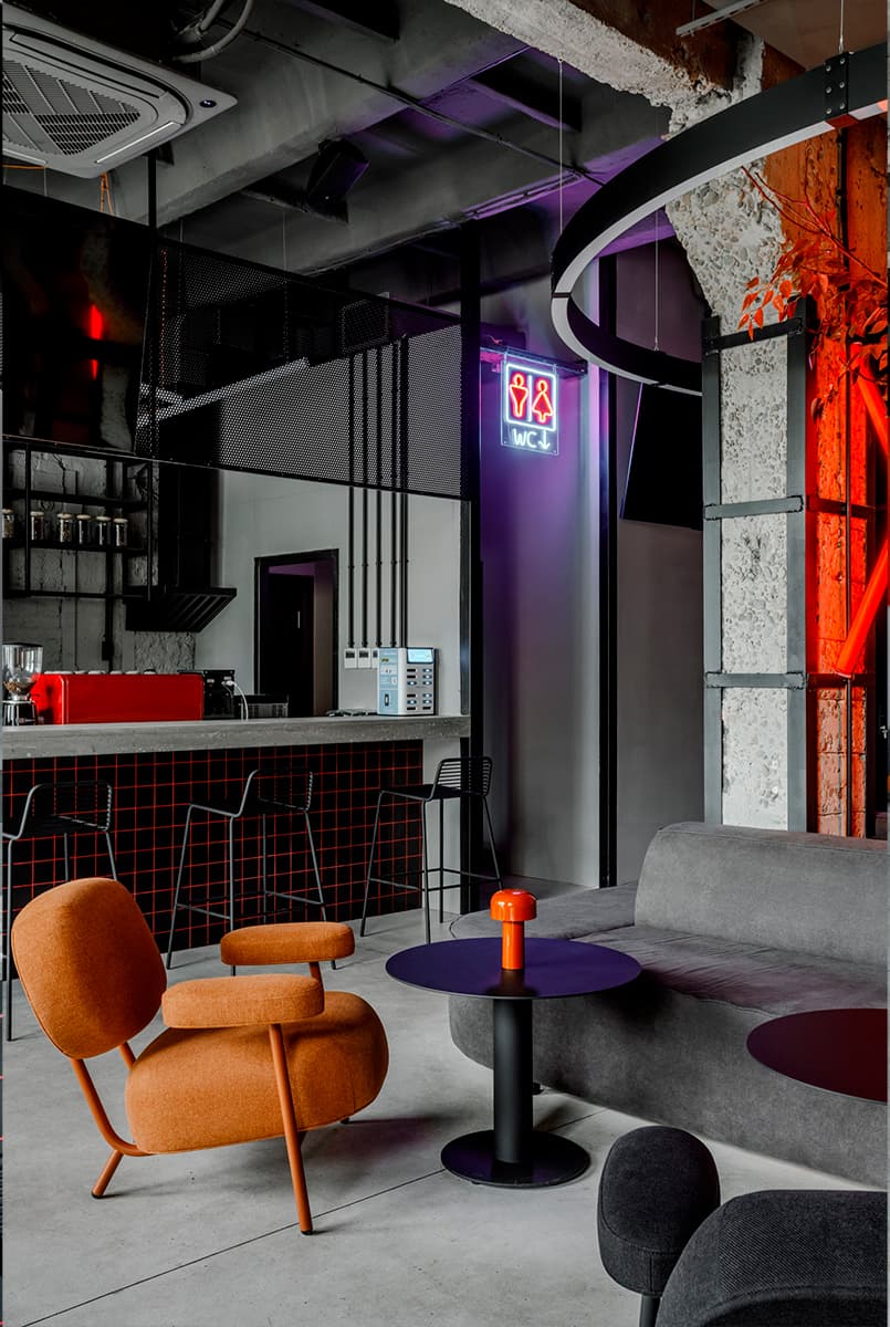 Оранжевые акценты в эффектном интерьере премиального игрового клуба в Краснодаре – проект Александра Дубровина