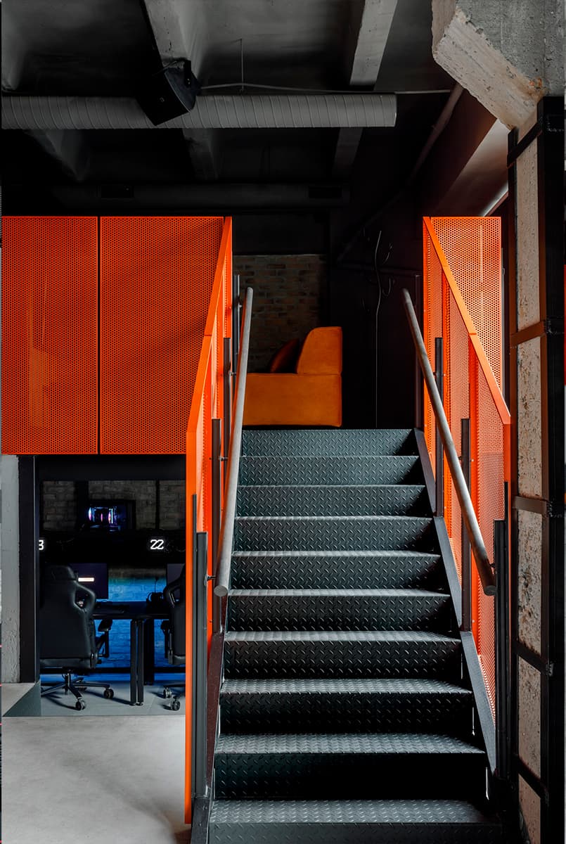 Оранжевые акценты в эффектном интерьере премиального игрового клуба в Краснодаре – проект Александра Дубровина