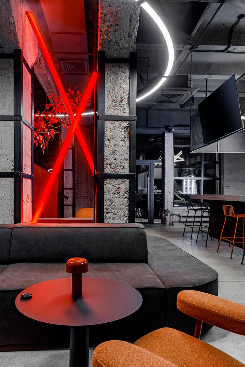 Оранжевые акценты в эффектном интерьере премиального игрового клуба в Краснодаре – проект Александра Дубровина