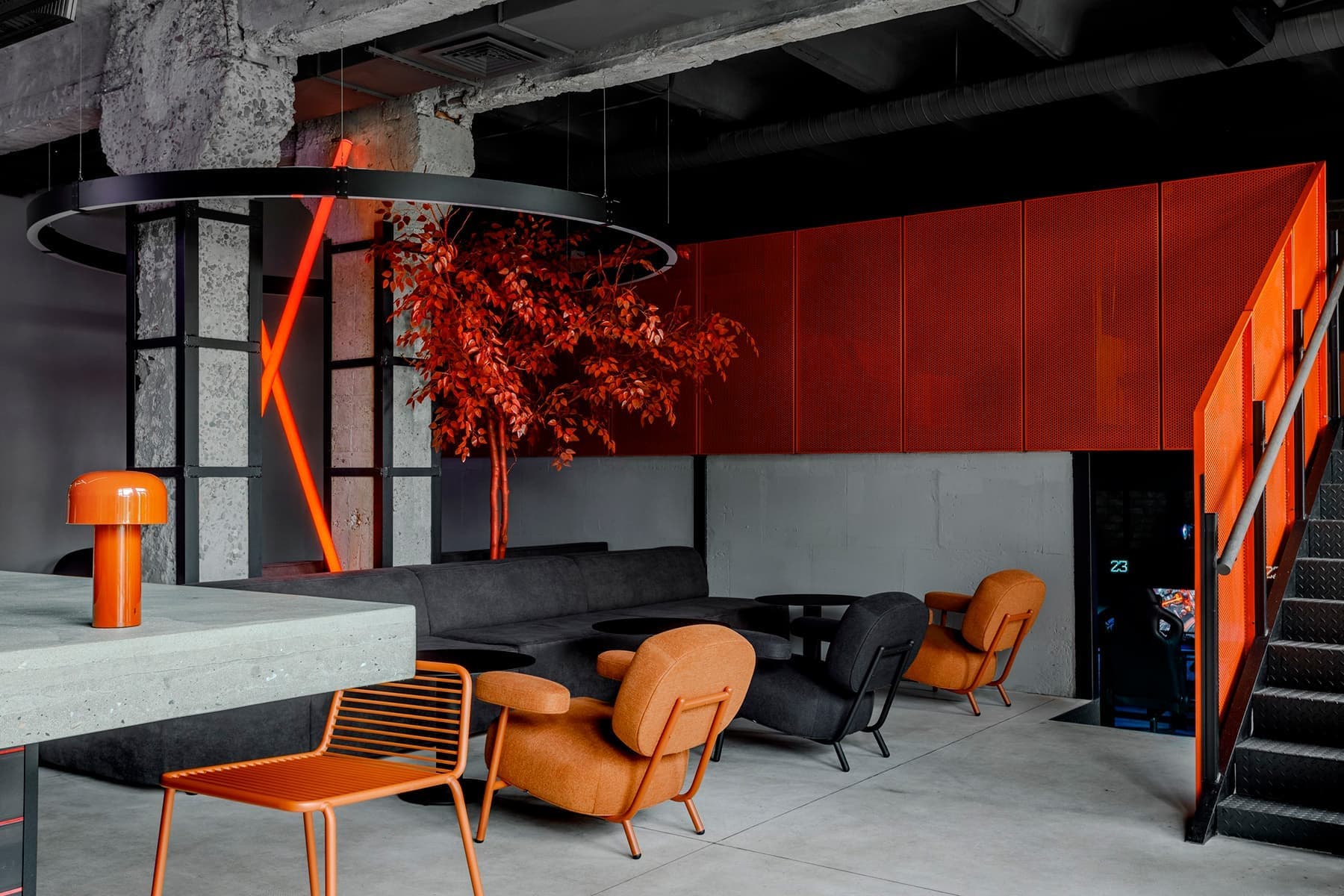 Оранжевые акценты в эффектном интерьере премиального игрового клуба в Краснодаре – проект Александра Дубровина