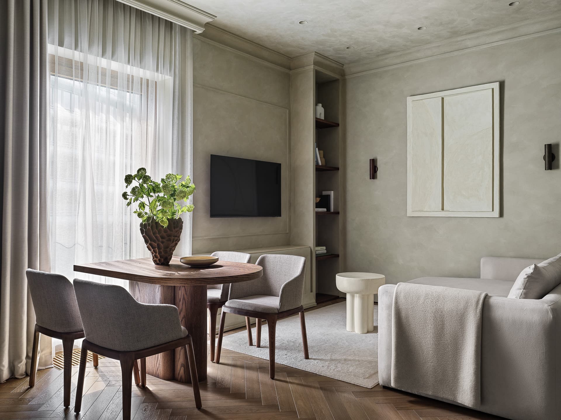 Бархатистая штукатурка и мягкие формы мебели в интерьере квартиры под сдачу в аренду – проект Валерии Дзюбы