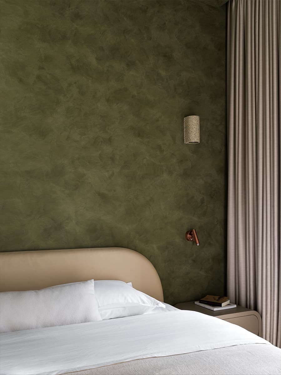 Бархатистая штукатурка и мягкие формы мебели в интерьере квартиры под сдачу в аренду – проект Валерии Дзюбы