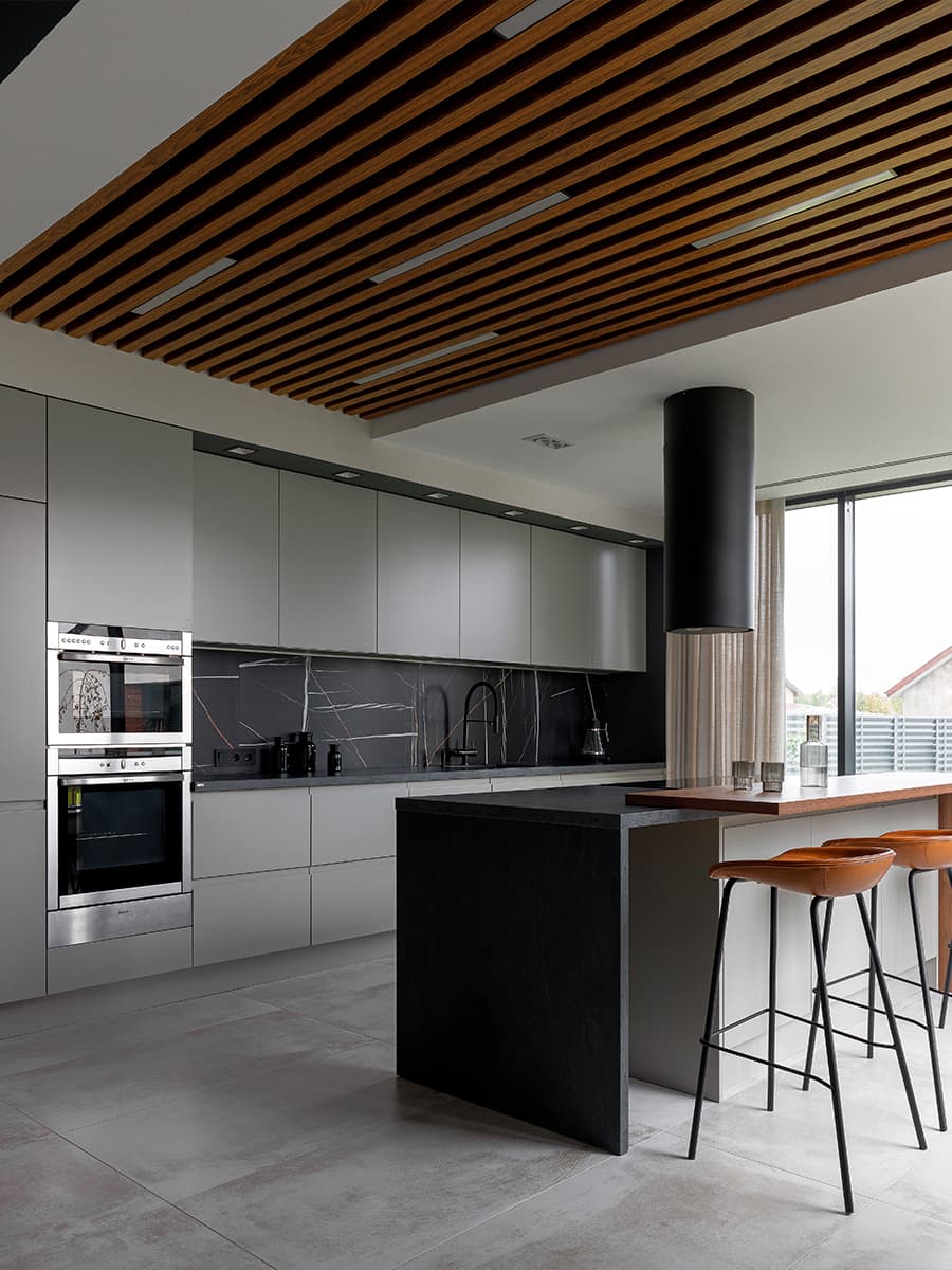 Двусветная гостиная и уютные красочные спальни в интерьере дома для большой семьи – проект Анны Шаповаловой