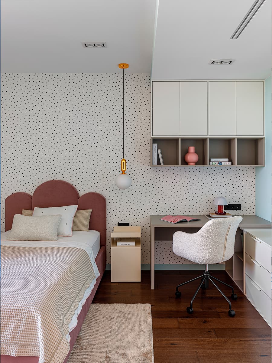 Двусветная гостиная и уютные красочные спальни в интерьере дома для большой семьи – проект Анны Шаповаловой