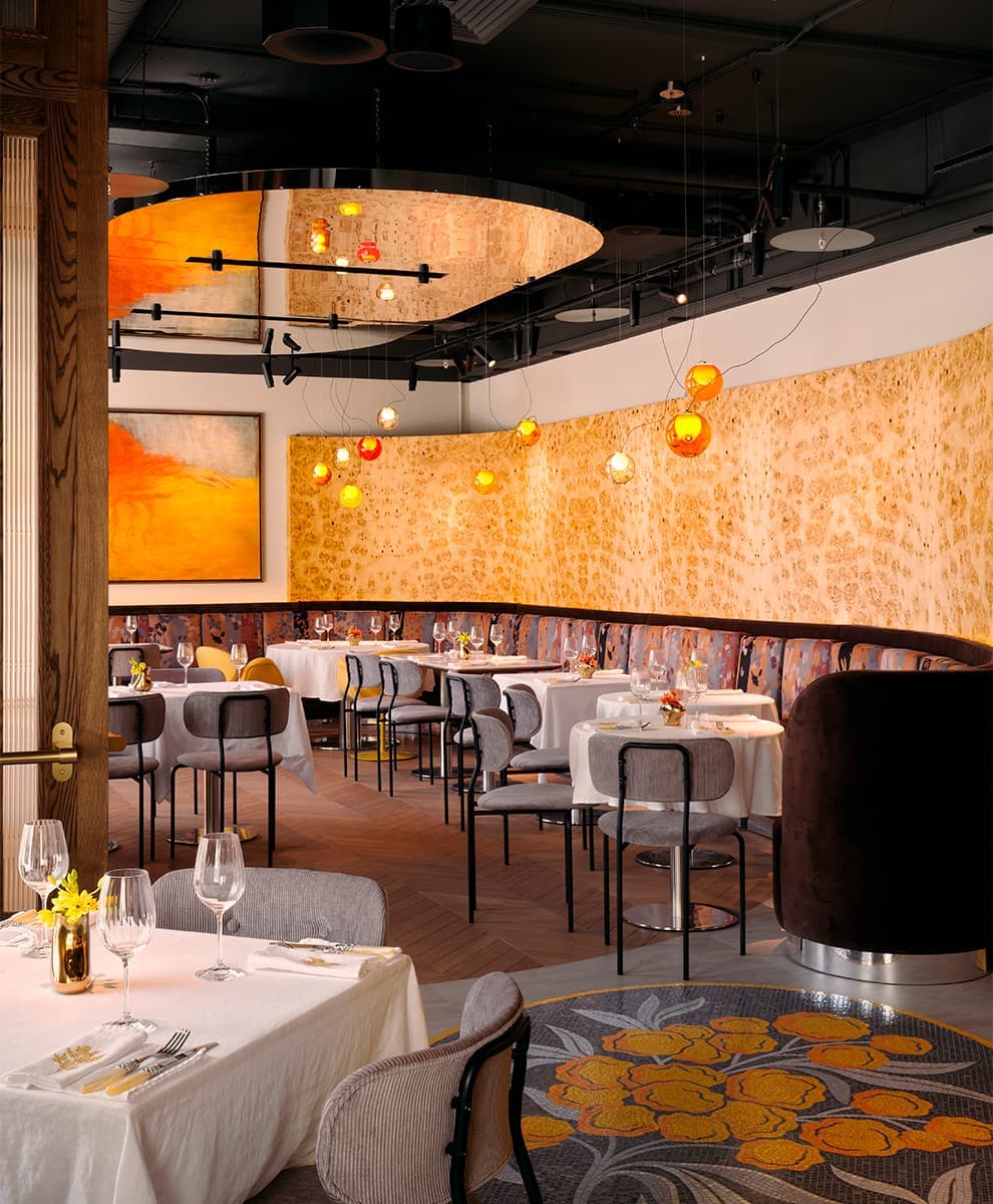 Небанальные растительные мотивы и солнечные акценты в интерьере бистро — проект Юлии Ионовой