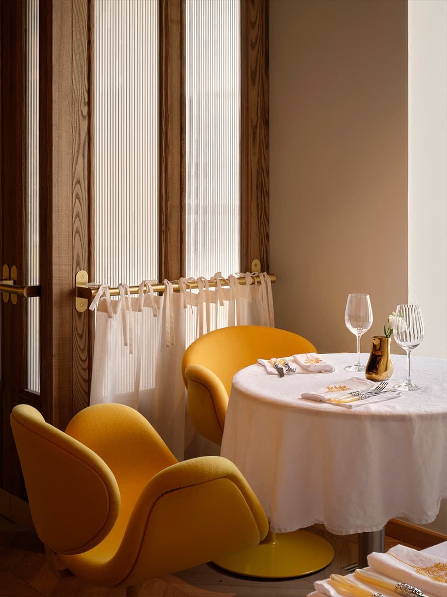 Небанальные растительные мотивы и солнечные акценты в интерьере бистро — проект Юлии Ионовой