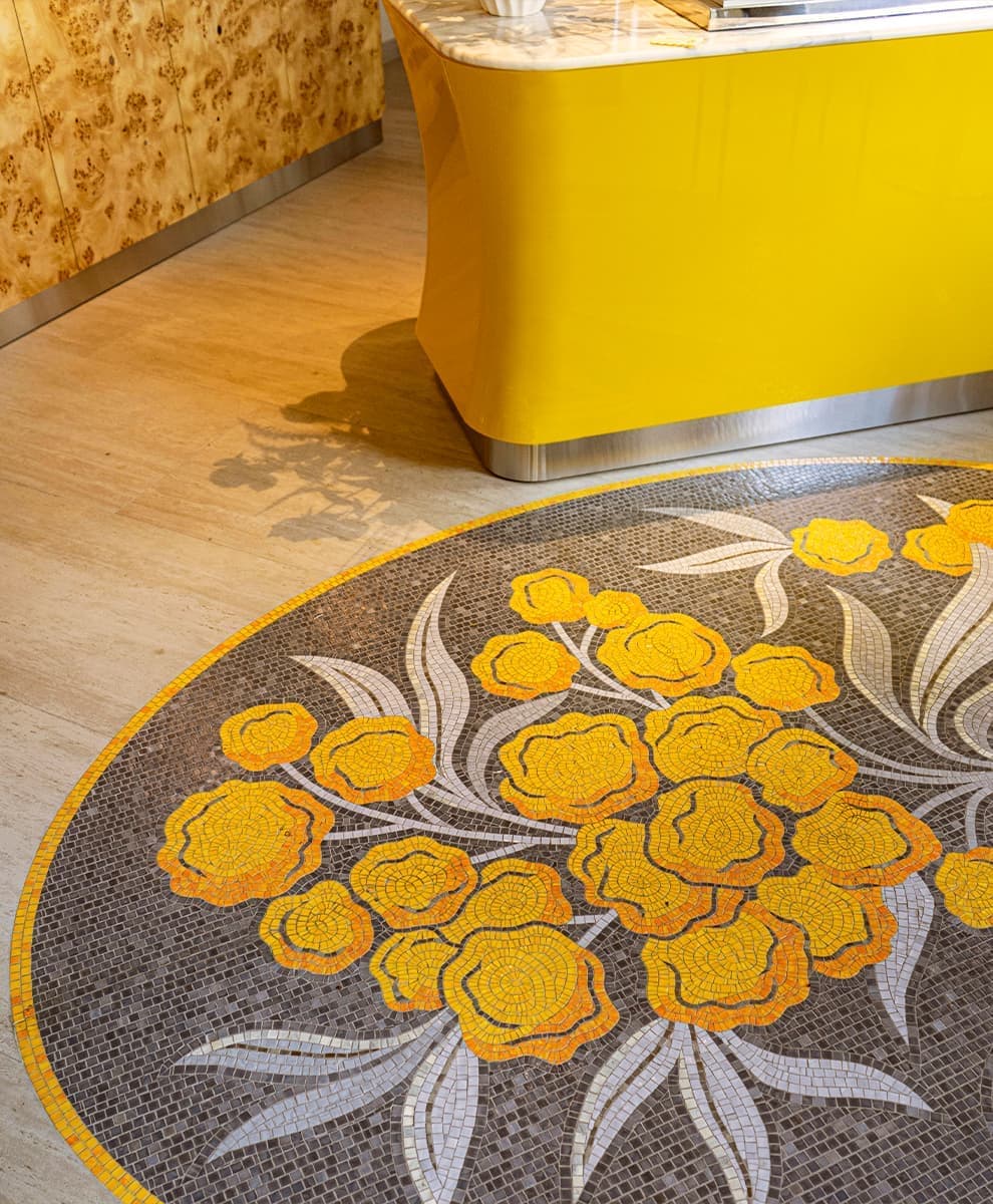 Небанальные растительные мотивы и солнечные акценты в интерьере бистро — проект Юлии Ионовой