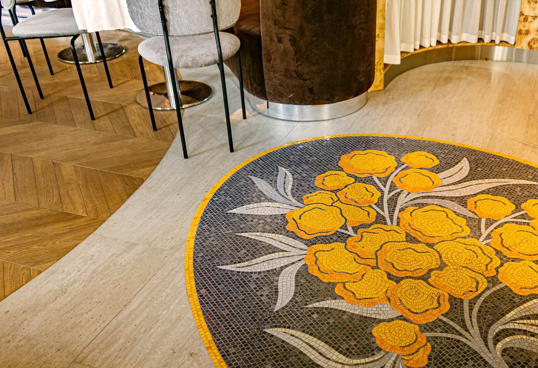 Небанальные растительные мотивы и солнечные акценты в интерьере бистро — проект Юлии Ионовой