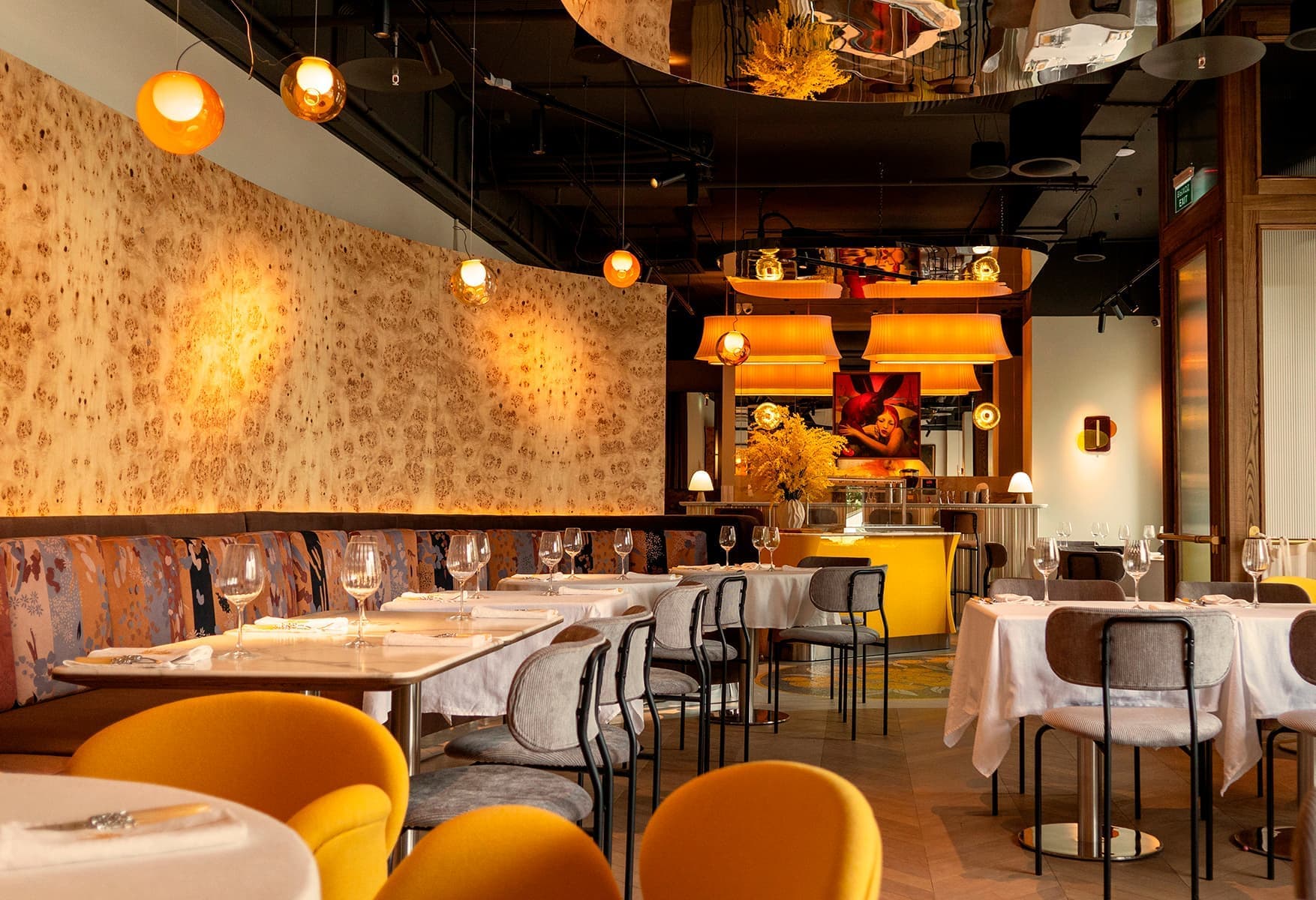 Небанальные растительные мотивы и солнечные акценты в интерьере бистро — проект Юлии Ионовой