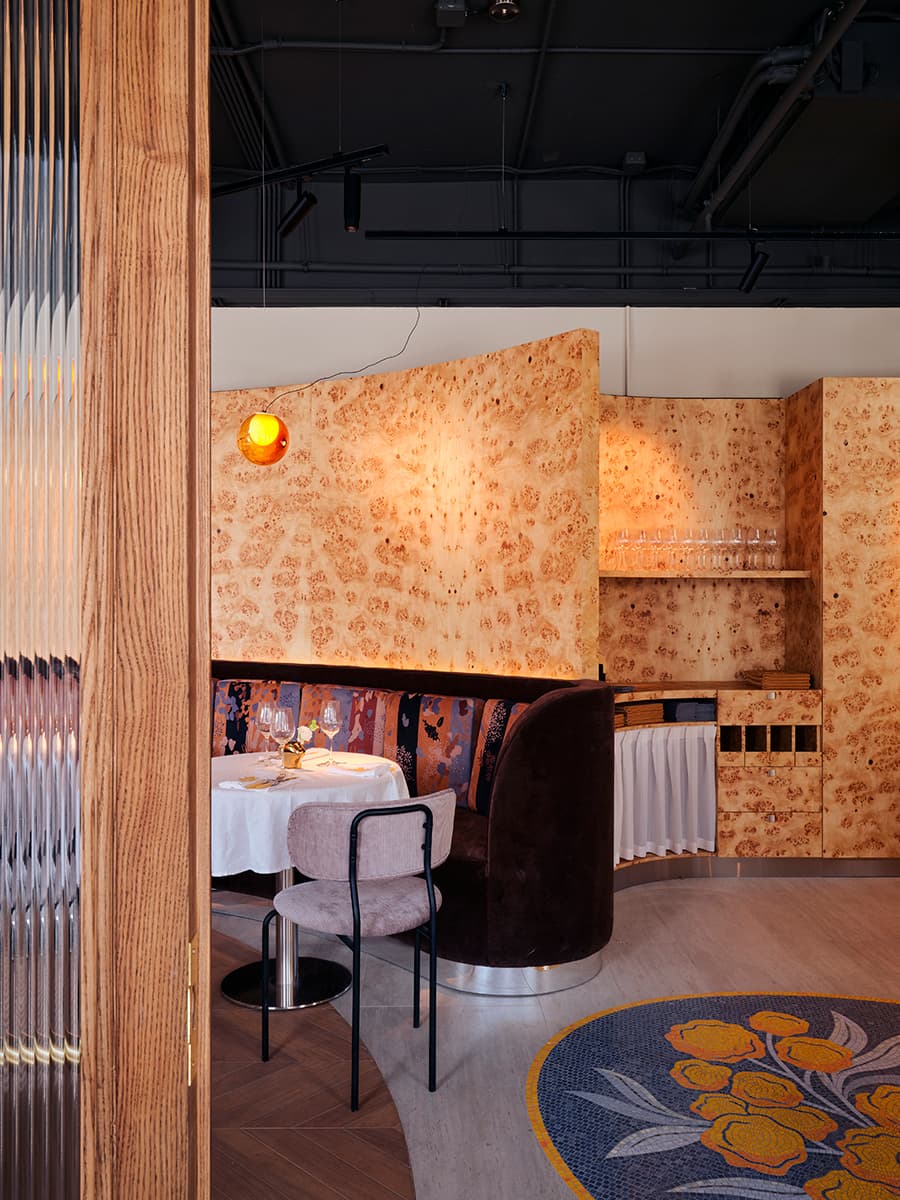 Небанальные растительные мотивы и солнечные акценты в интерьере бистро — проект Юлии Ионовой