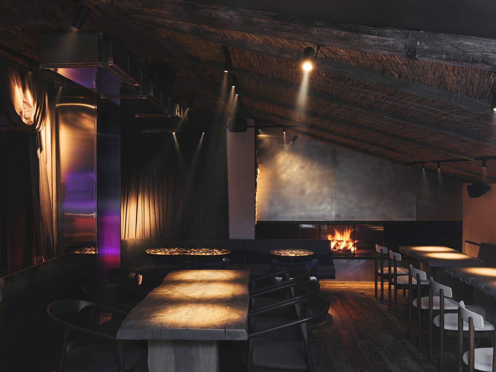 История в неоновом свете: многогранный интерьер ресторана русской кухни во Владимире — проект Raimer Bureau