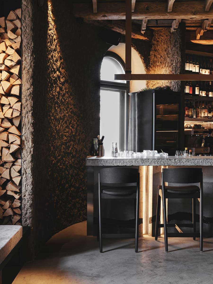 История в неоновом свете: многогранный интерьер ресторана русской кухни во Владимире — проект Raimer Bureau