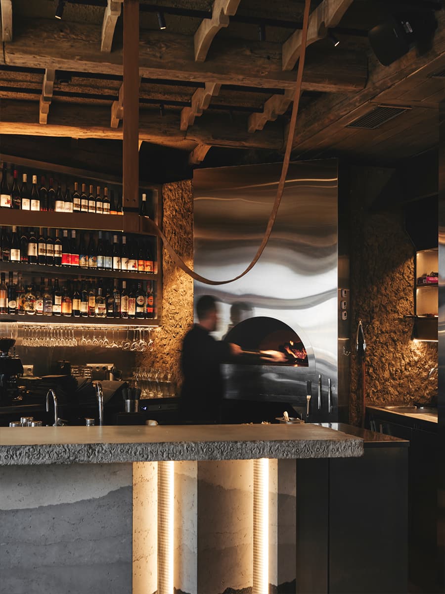 История в неоновом свете: многогранный интерьер ресторана русской кухни во Владимире — проект Raimer Bureau