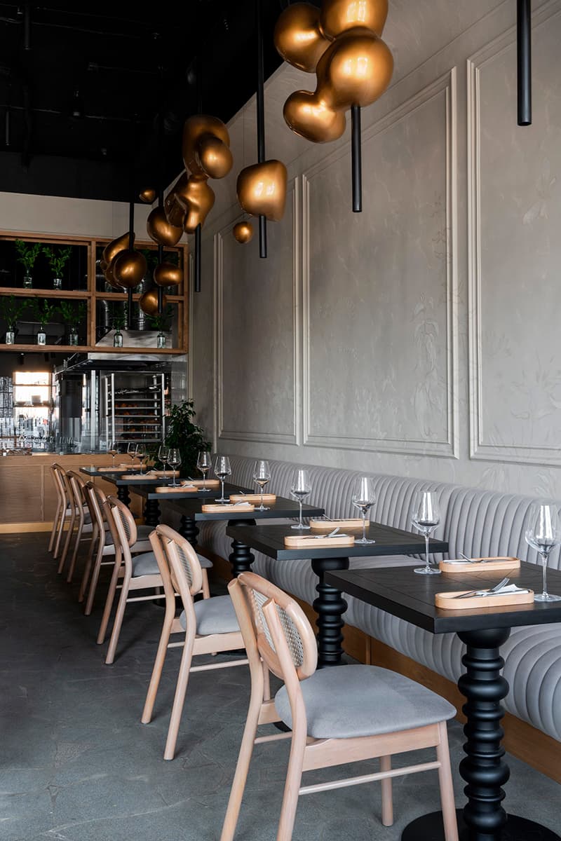 Акцентная барная стойка и нежная роспись стен в интерьере екатеринбургского бистро — проект студии LEFTdesign