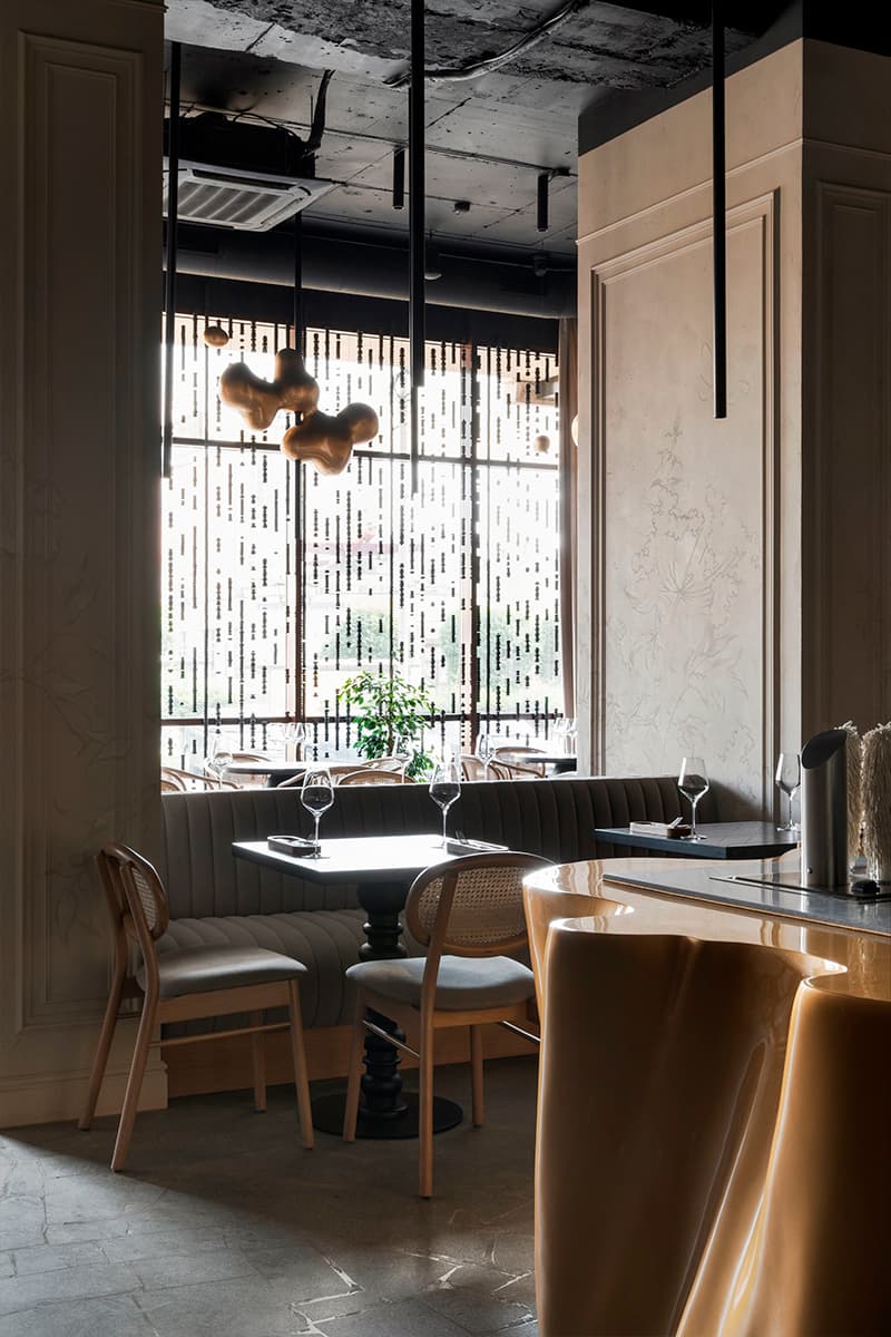 Акцентная барная стойка и нежная роспись стен в интерьере екатеринбургского бистро — проект студии LEFTdesign