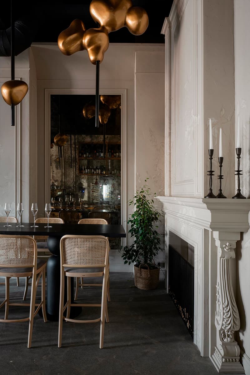 Акцентная барная стойка и нежная роспись стен в интерьере екатеринбургского бистро — проект студии LEFTdesign