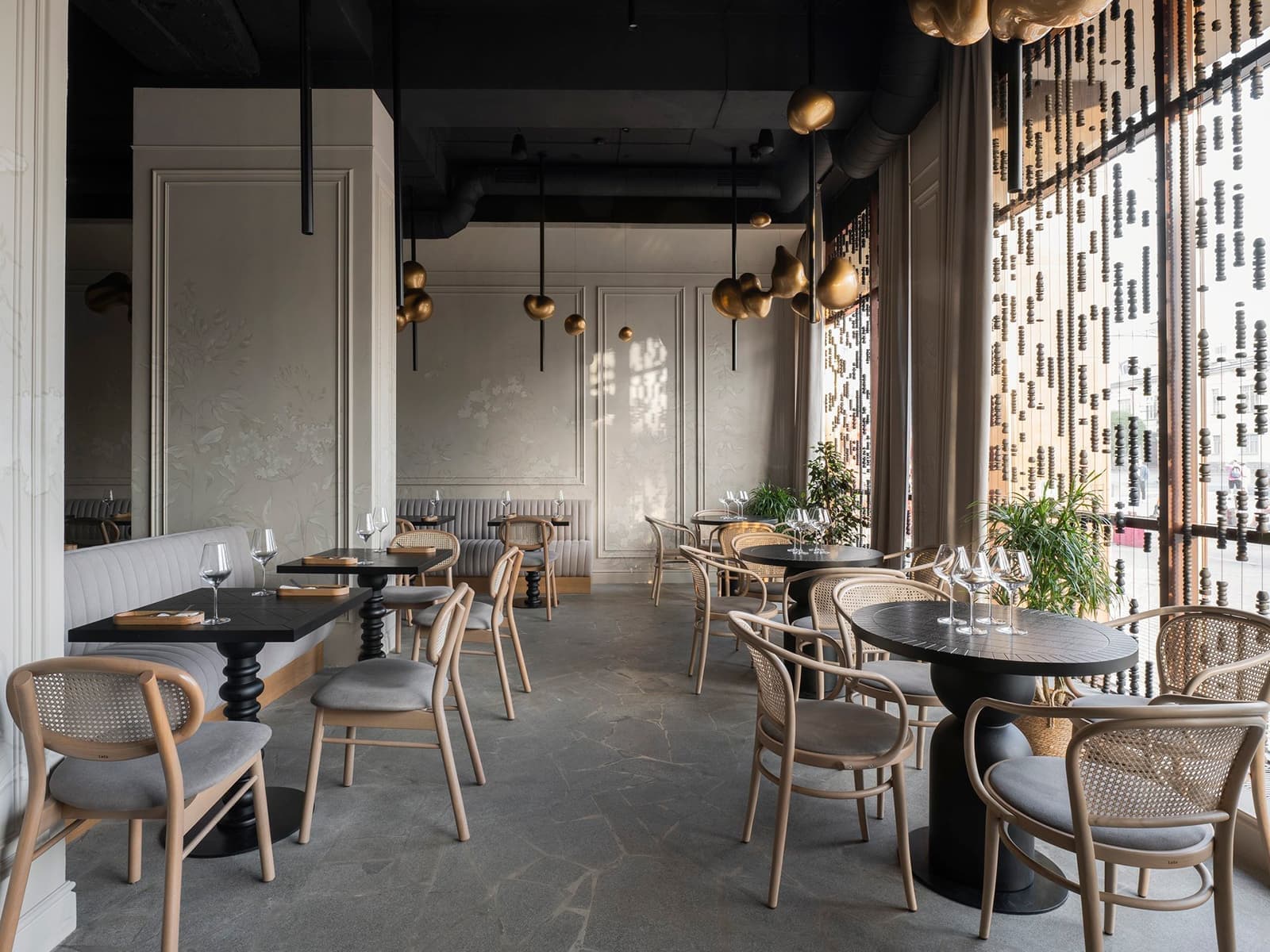 Акцентная барная стойка и нежная роспись стен в интерьере екатеринбургского бистро — проект студии LEFTdesign