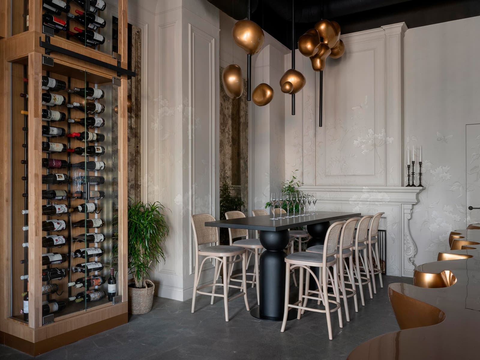 Акцентная барная стойка и нежная роспись стен в интерьере екатеринбургского бистро — проект студии LEFTdesign