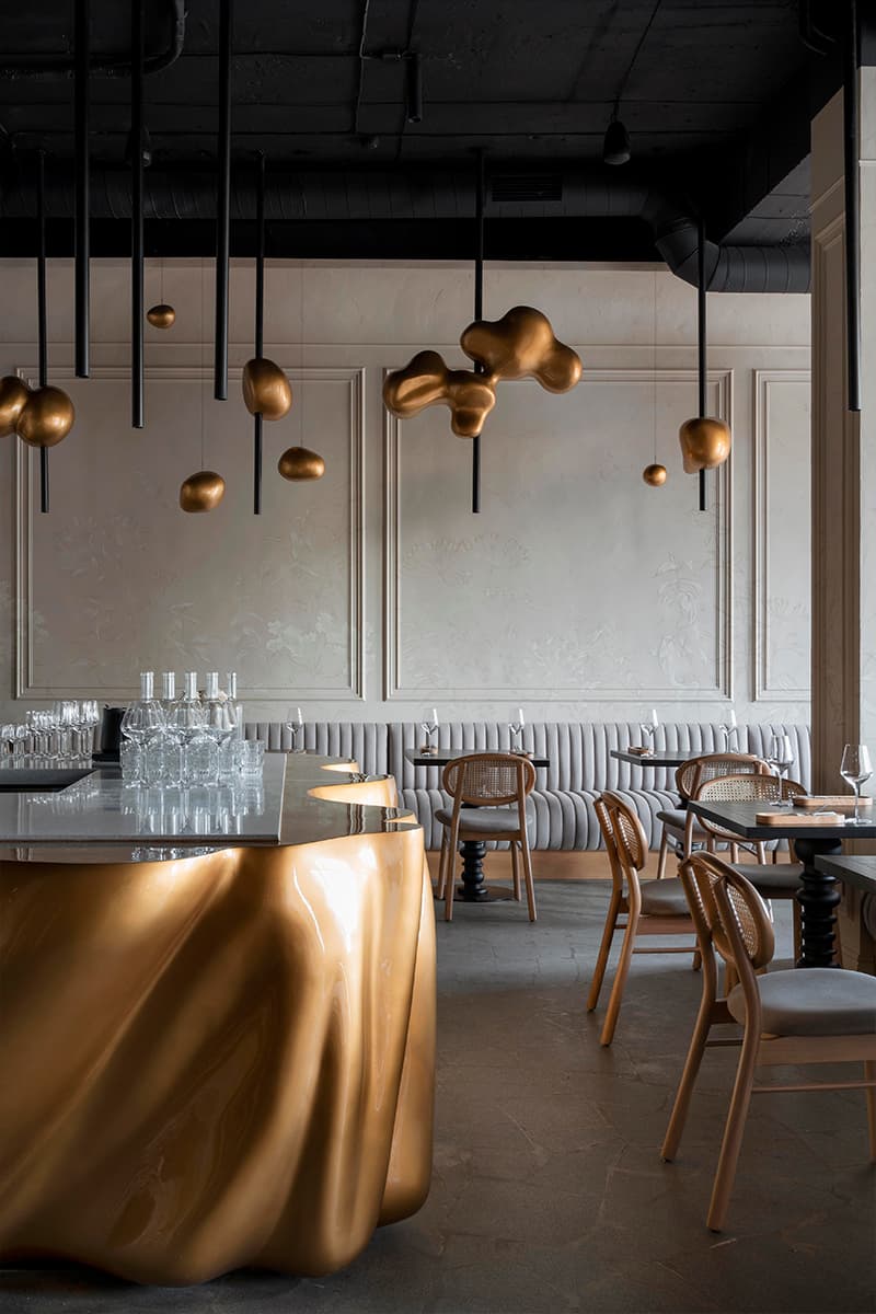 Акцентная барная стойка и нежная роспись стен в интерьере екатеринбургского бистро — проект студии LEFTdesign