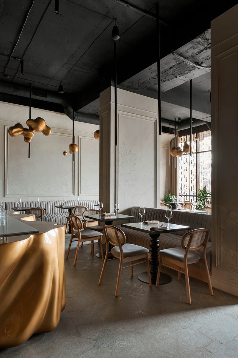 Акцентная барная стойка и нежная роспись стен в интерьере екатеринбургского бистро — проект студии LEFTdesign