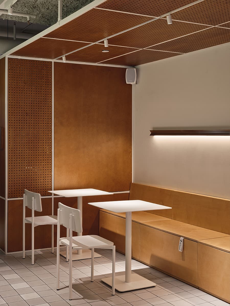 Теплая ретро-эстетика в интерьере небольшого кафе здорового питания — проект KIDZ