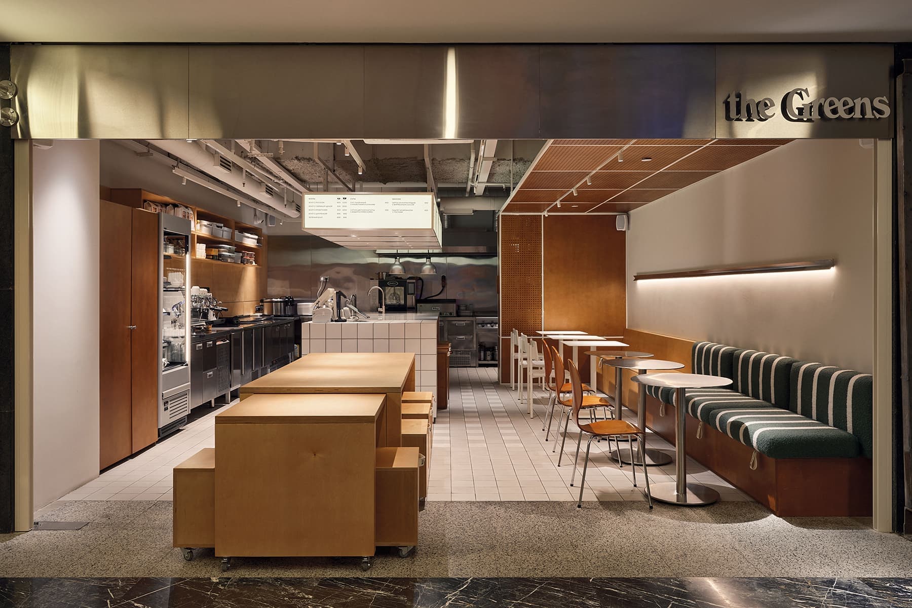 Теплая ретро-эстетика в интерьере небольшого кафе здорового питания — проект KIDZ