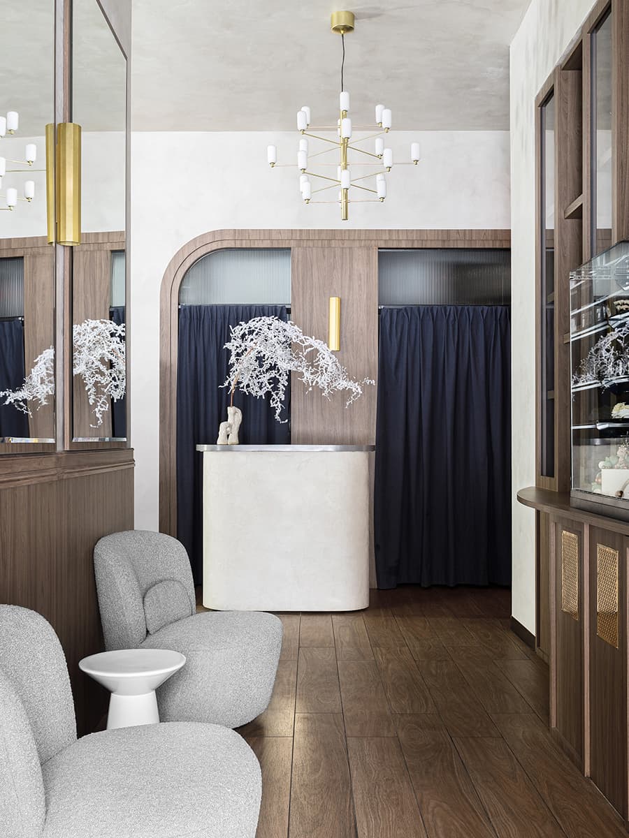 Элегантный интерьер кафе с авторской мебелью и парадными светильниками — проект Альбины Амировой