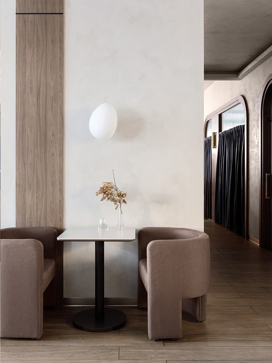 Элегантный интерьер кафе с авторской мебелью и парадными светильниками — проект Альбины Амировой