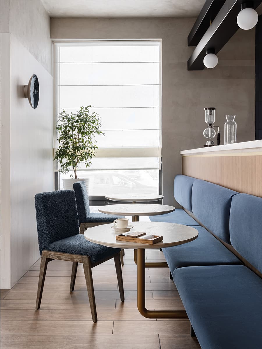 Элегантный интерьер кафе с авторской мебелью и парадными светильниками — проект Альбины Амировой