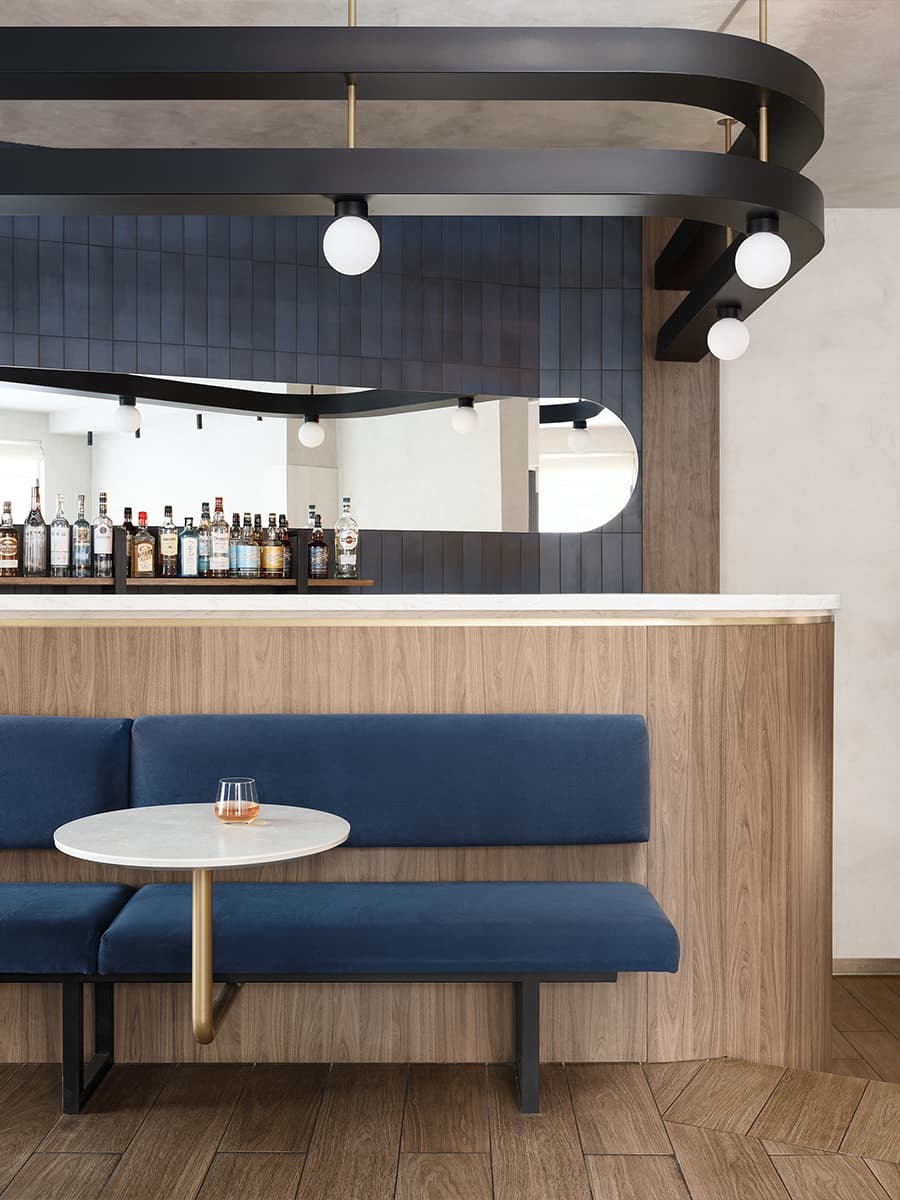 Элегантный интерьер кафе с авторской мебелью и парадными светильниками — проект Альбины Амировой