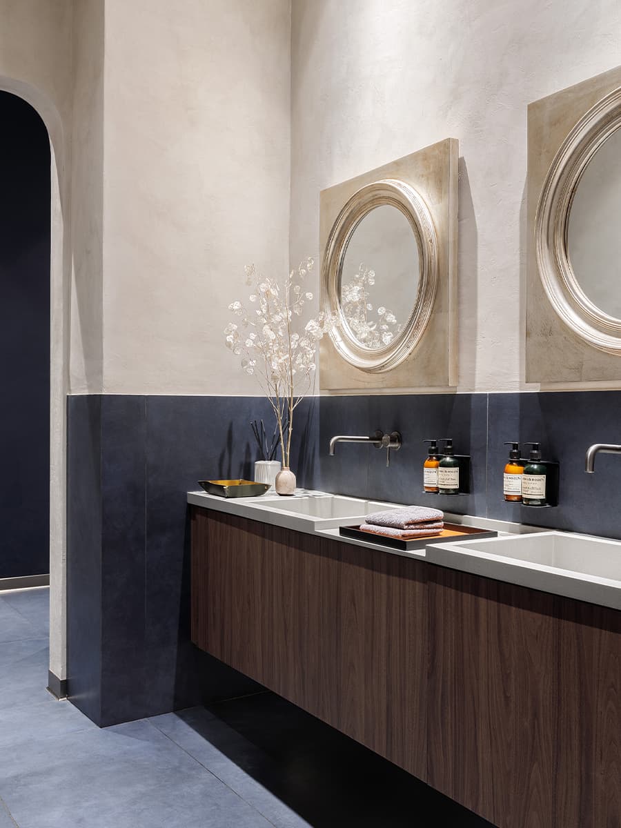 Элегантный интерьер кафе с авторской мебелью и парадными светильниками — проект Альбины Амировой