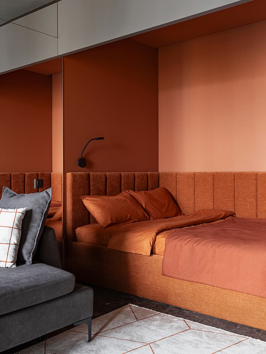 Оттенки космоса и акцентная ниша с кроватью в интерьере маленькой студии — проект Юлии Плавинской