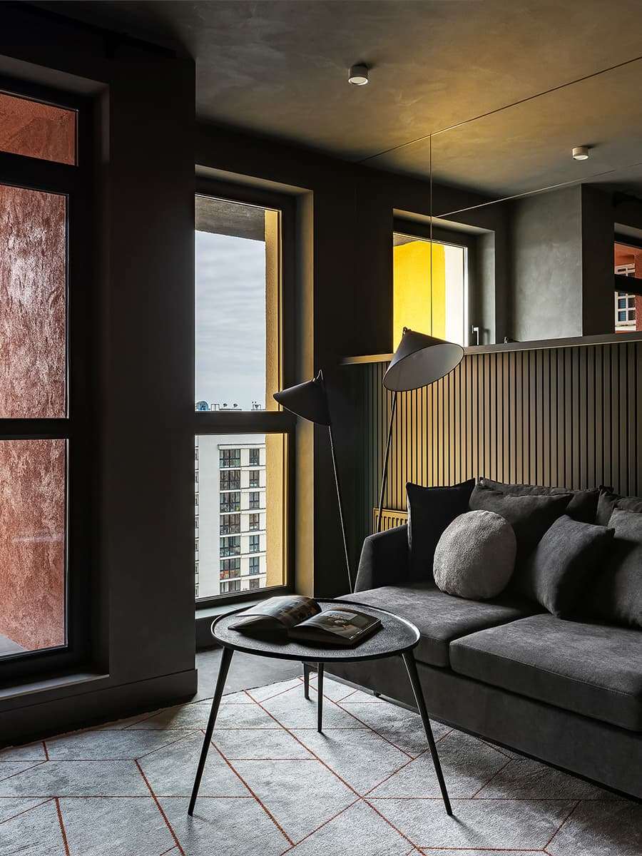 Оттенки космоса и акцентная ниша с кроватью в интерьере маленькой студии — проект Юлии Плавинской