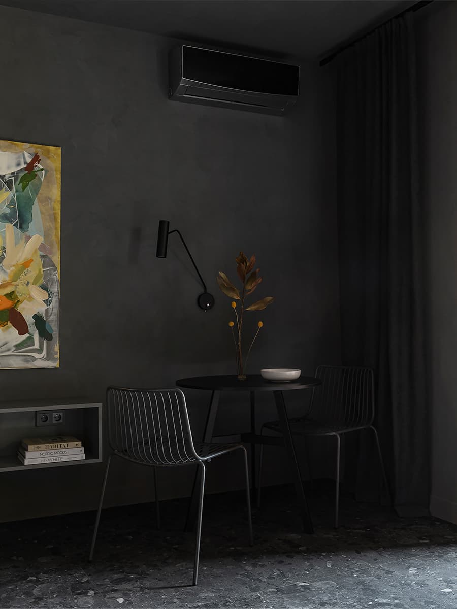 Оттенки космоса и акцентная ниша с кроватью в интерьере маленькой студии — проект Юлии Плавинской