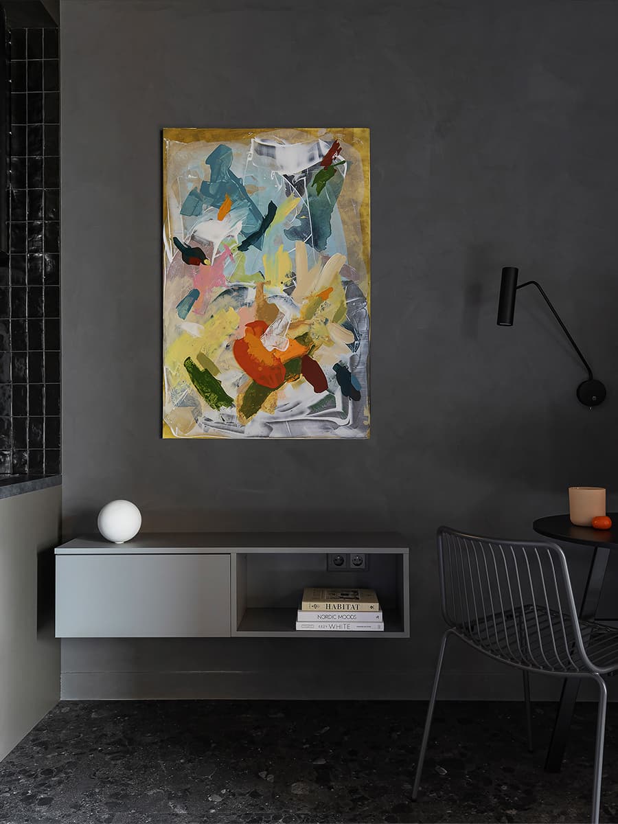 Оттенки космоса и акцентная ниша с кроватью в интерьере маленькой студии — проект Юлии Плавинской