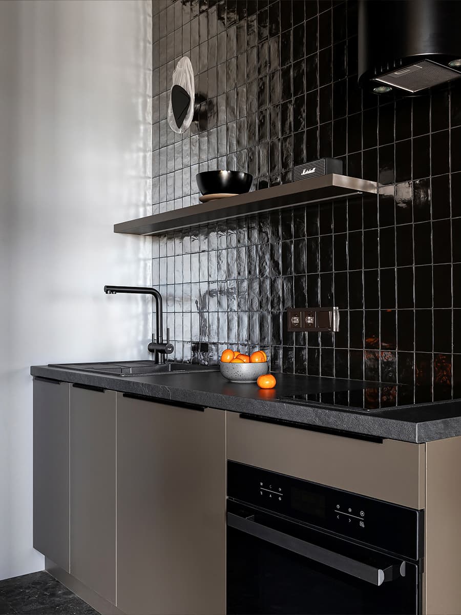 Оттенки космоса и акцентная ниша с кроватью в интерьере маленькой студии — проект Юлии Плавинской