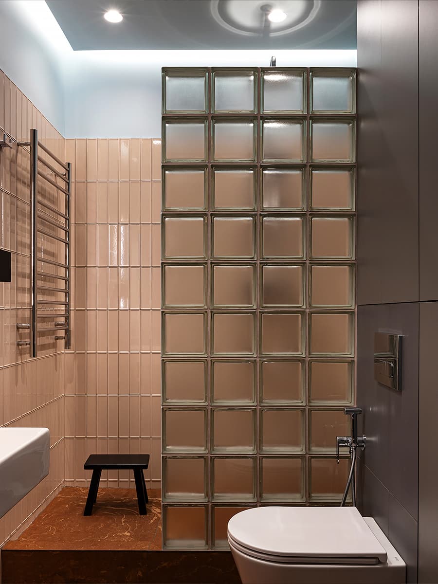 Оттенки космоса и акцентная ниша с кроватью в интерьере маленькой студии — проект Юлии Плавинской