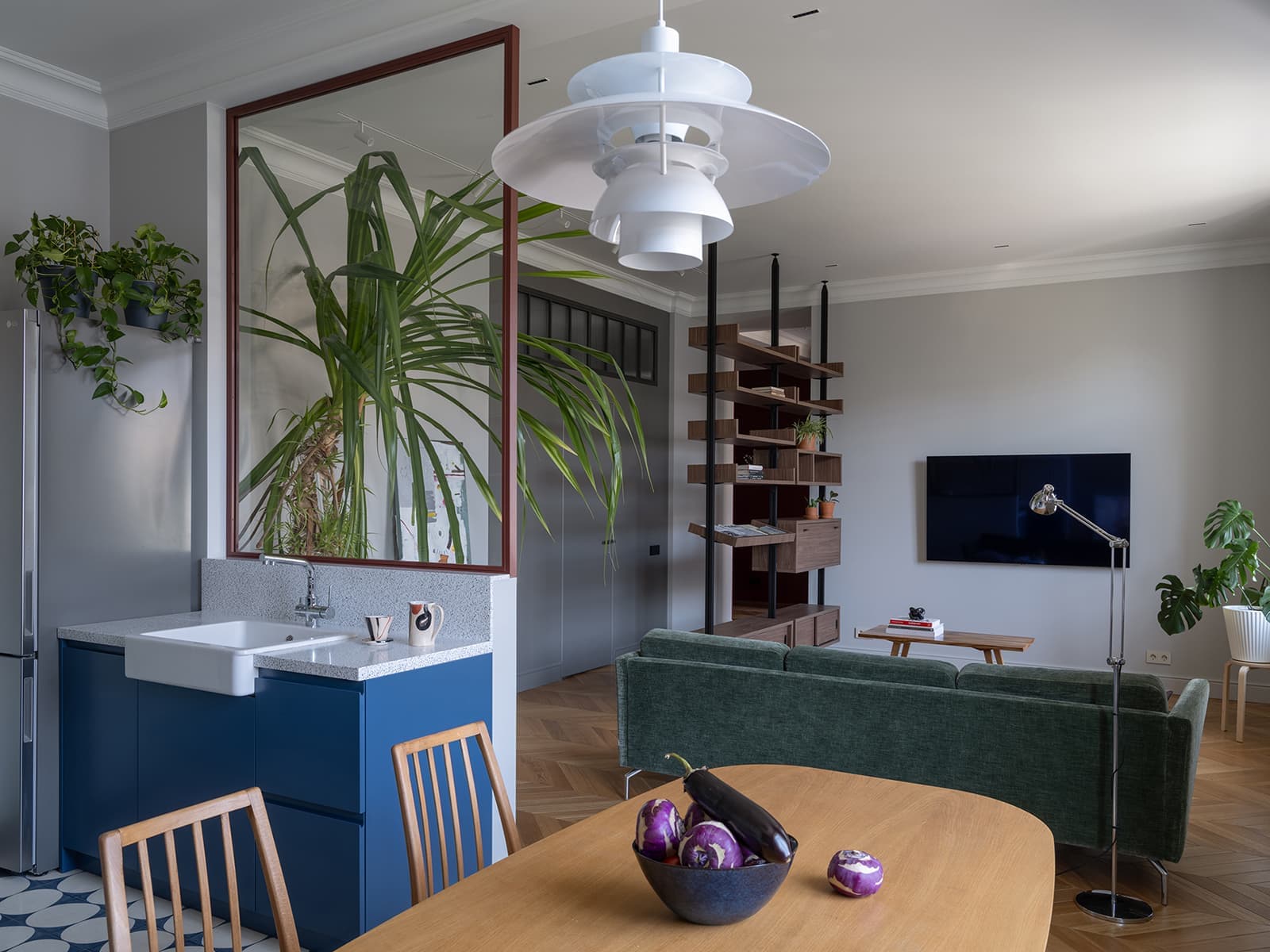 Винтажная мебель и отделка в яркой современной квартире в Ростове-на-Дону — проект Лины Дедюхиной