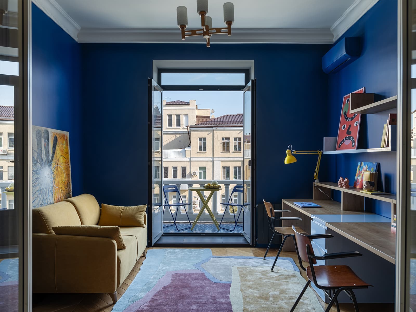 Винтажная мебель и отделка в яркой современной квартире в Ростове-на-Дону — проект Лины Дедюхиной