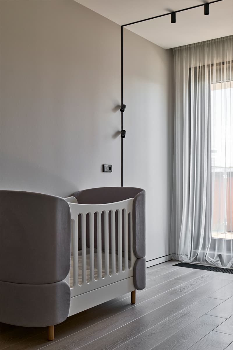 Эффектный стеллаж как центральный элемент интерьера просторной семейной квартиры — проект студии D&D design