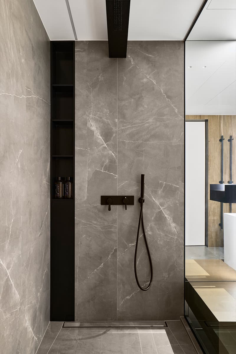 Эффектный стеллаж как центральный элемент интерьера просторной семейной квартиры — проект студии D&D design