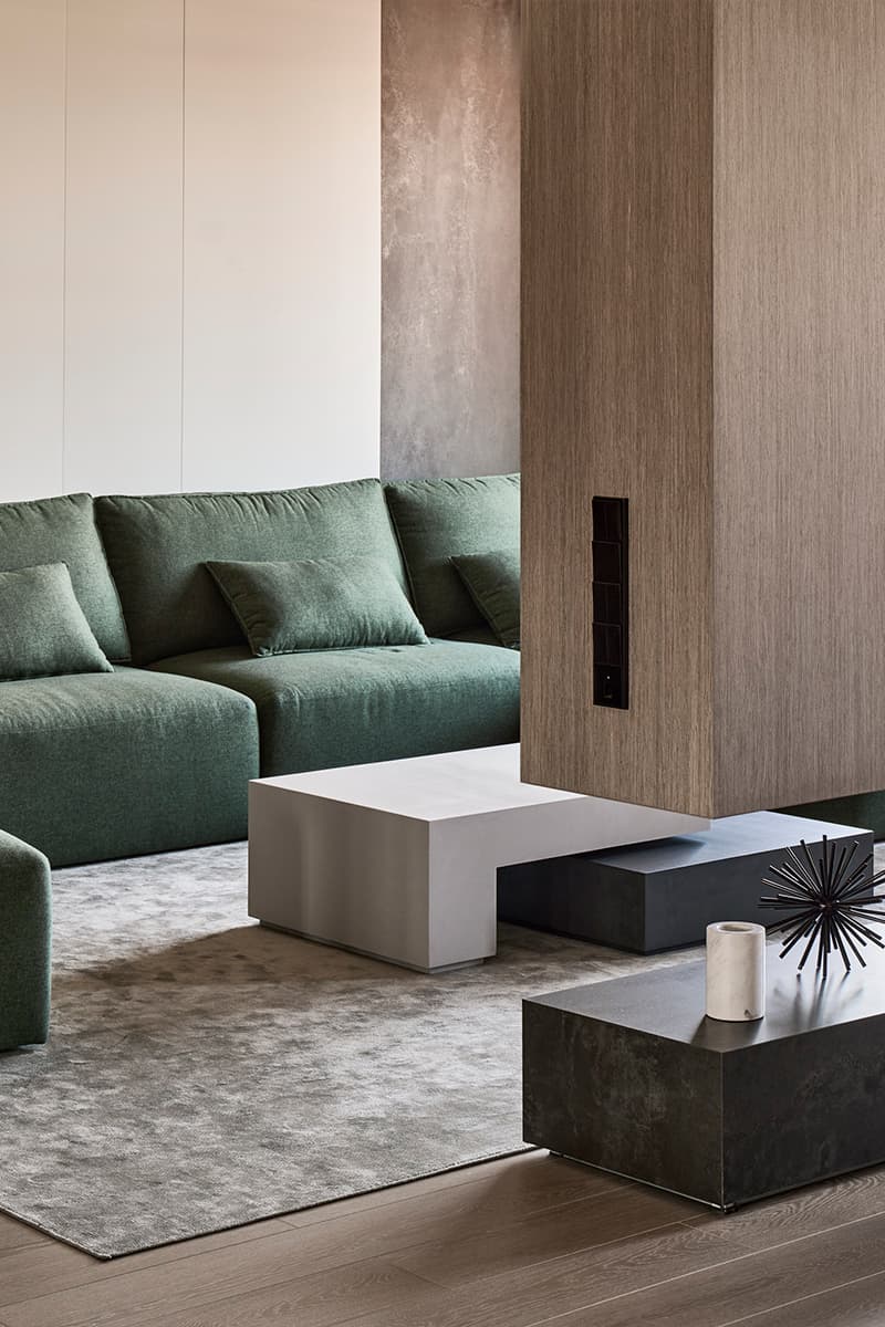 Эффектный стеллаж как центральный элемент интерьера просторной семейной квартиры — проект студии D&D design