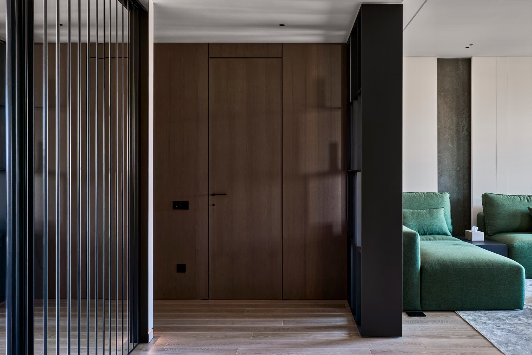 Эффектный стеллаж как центральный элемент интерьера просторной семейной квартиры — проект студии D&D design