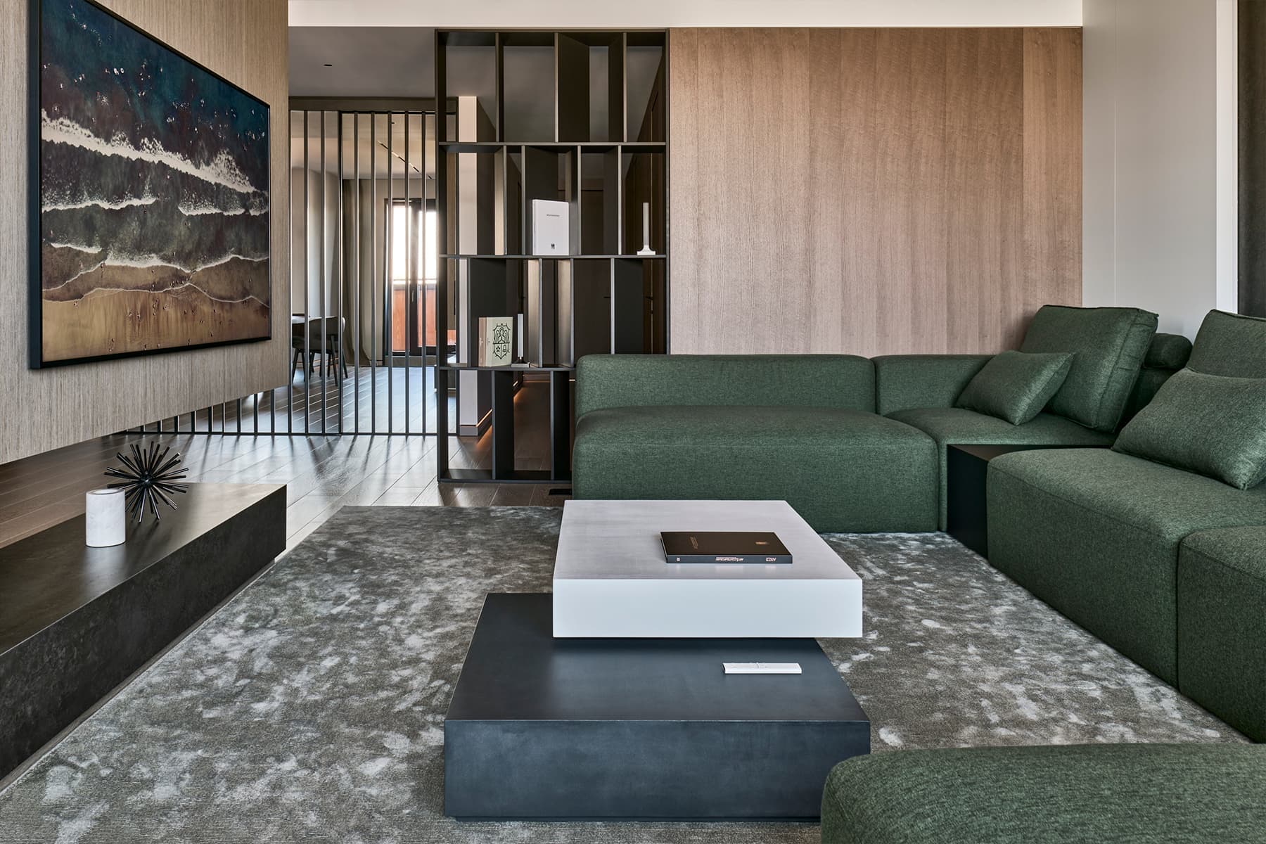 Эффектный стеллаж как центральный элемент интерьера просторной семейной квартиры — проект студии D&D design